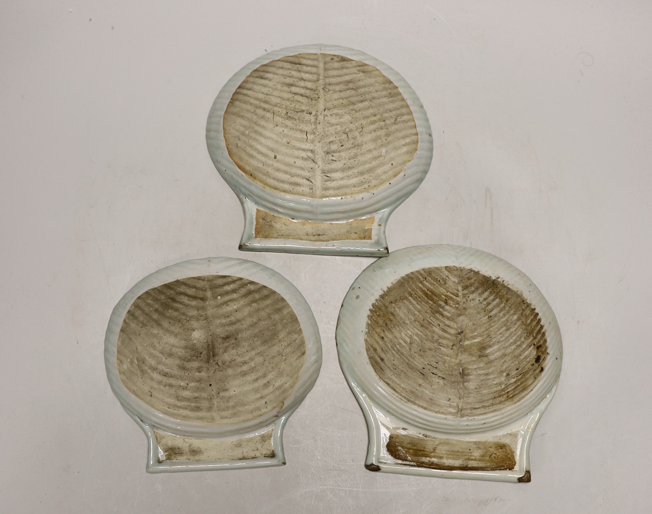 Three Chinese Imari shell dishes, Kangxi period, largest 19.5cm long